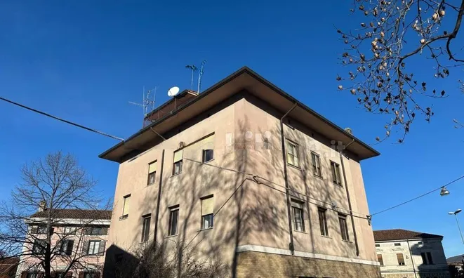 Недвижимость Трехкомнатная квартира в центре: 2