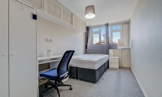 Недвижимость Pitfield Way: 2