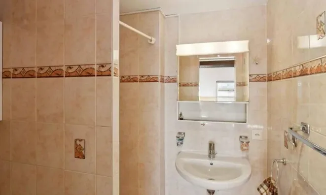 Недвижимость Apartment 2.5 rooms: 6
