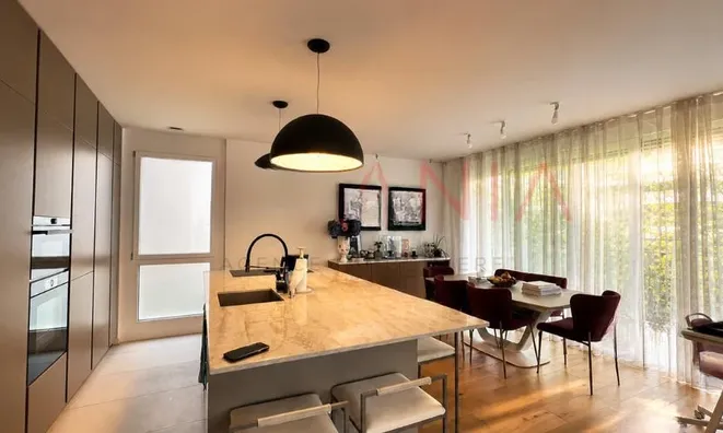 Недвижимость Apartment 5 rooms: 2
