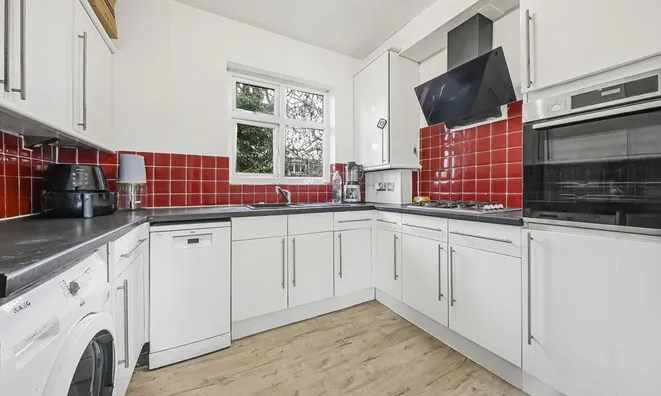 Недвижимость Sherwood Hall, East End Road: 2