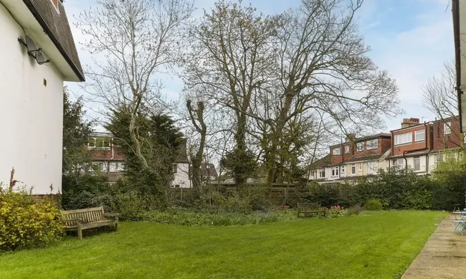 Недвижимость Sherwood Hall, East End Road: 11