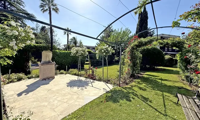 Недвижимость Property Type: House
Location: Cannes, Californie

Final Name:

House Cannes: 19