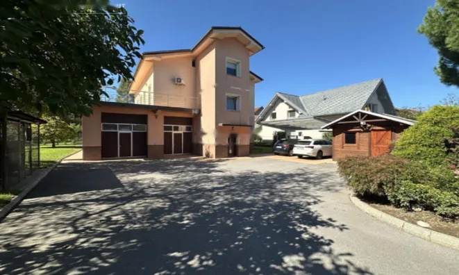 Недвижимость Дом, Ежица: 1