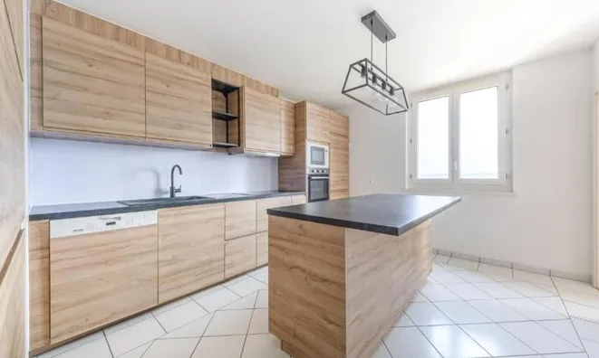 Недвижимость Apartment 5 rooms: 4