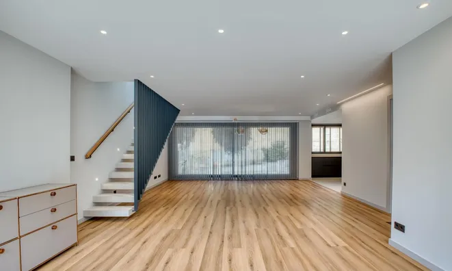 Недвижимость Triplex attic with private indoor pool: 13