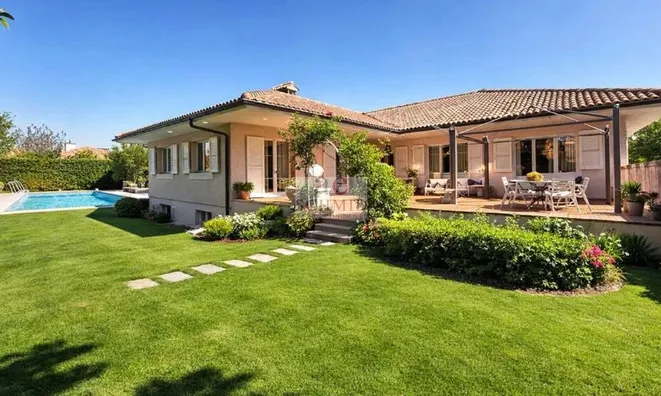 Недвижимость Single house 8 rooms: 2