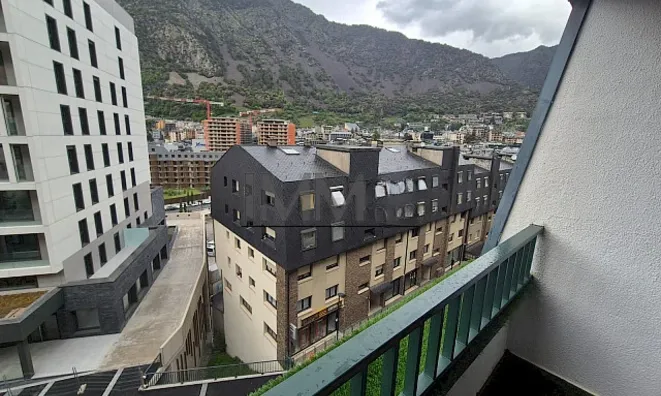Недвижимость Central 4-bedroom apartment with parking in Andorra la Vella: 1