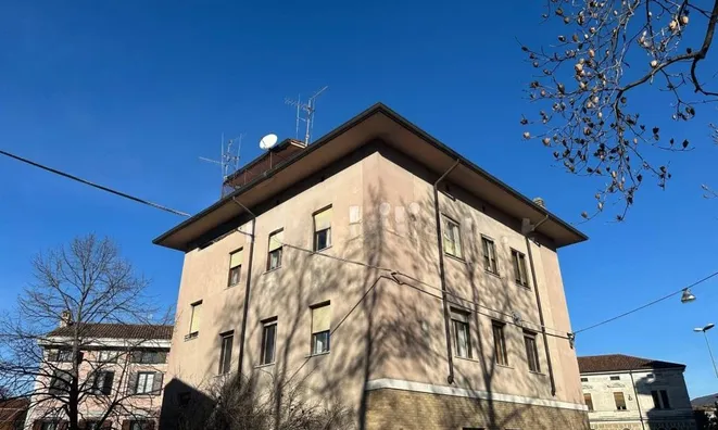 Недвижимость Трехкомнатная квартира в центре: 2