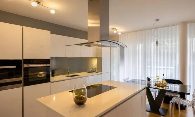 Недвижимость Apartment 5 rooms: 3