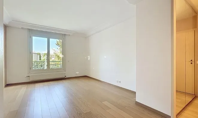 Недвижимость Attic flat 6.5 rooms: 6