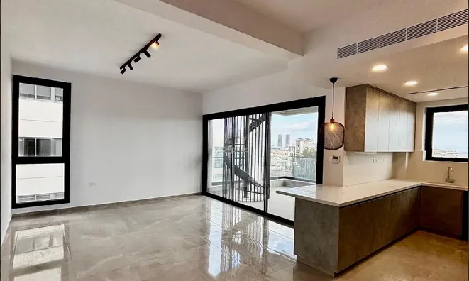 Недвижимость 2 Bedroom Penthouse For Sale in Mesa Geitonia, Limassol: 3