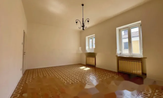 Недвижимость Трехкомнатная квартира в центре: 1