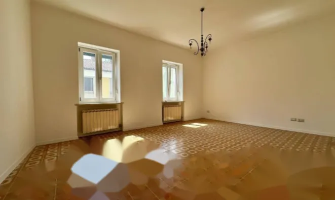 Недвижимость Трехкомнатная квартира в центре: 2