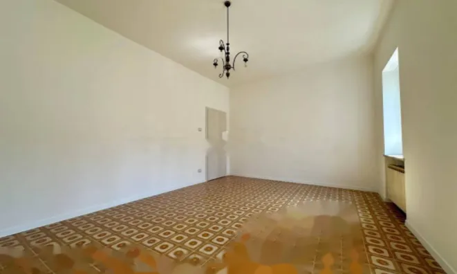 Недвижимость Трехкомнатная квартира в центре: 3