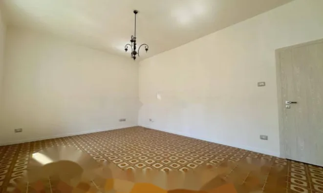 Недвижимость Трехкомнатная квартира в центре: 4