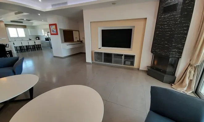 Недвижимость 3 Bedroom Apartment for Sale in Agios Tychonas, Limassol: 1