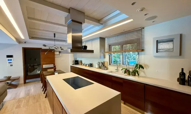 Недвижимость Beachfront 5 Bedroom Ultra-Luxury Villa in Agios Tychonas, Limassol: 3