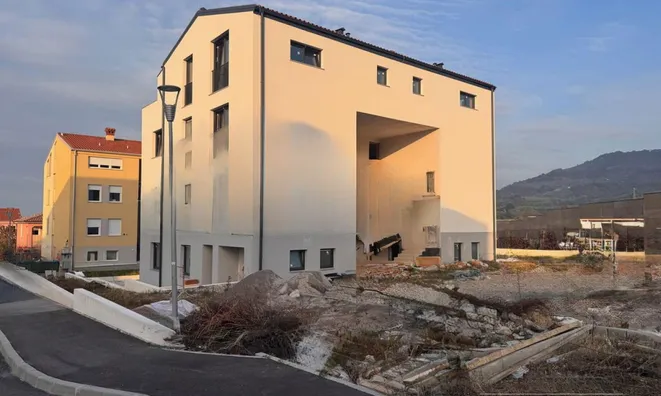 Недвижимость Four-room apartment Izola: 2