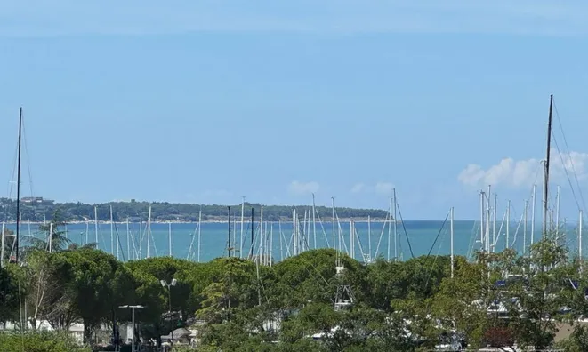 Недвижимость Two-room apartment with a sea view: 5