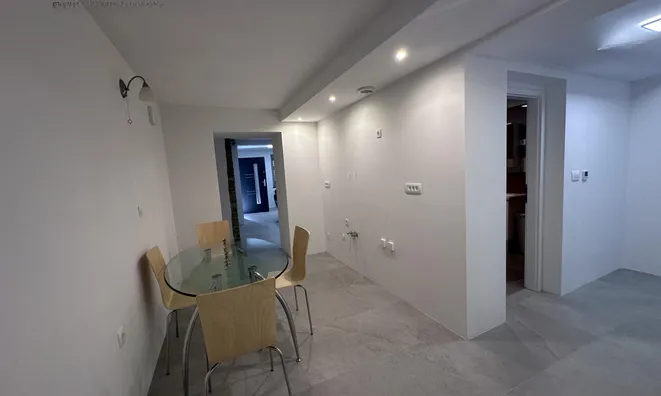Недвижимость Three-room apartment Izola: 25