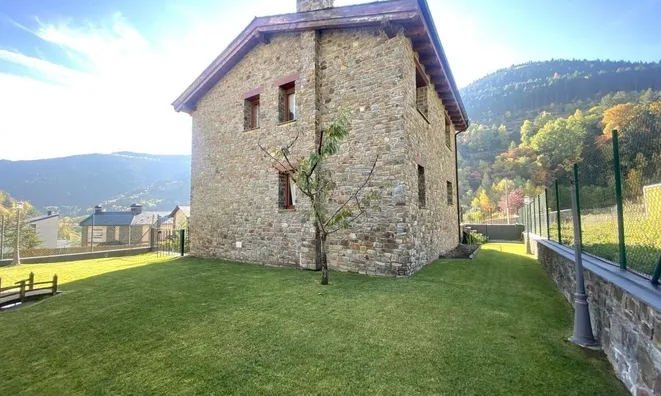 Недвижимость Discover this magnificent chalet in a peaceful mountain area: 1
