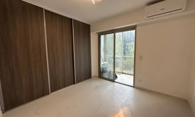 Недвижимость Unfortunately, the input is incomplete or incorrect. Please ensure the property type and location are provided clearly.: 4
