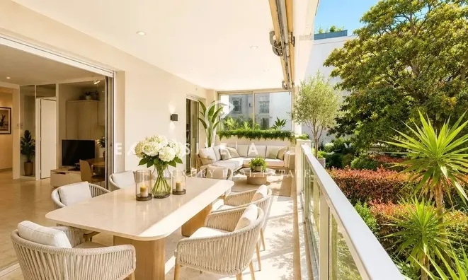 Недвижимость Property Type: Apartment  
Location: Cannes, Centre-ville  

Apartment Cannes Centre: 2