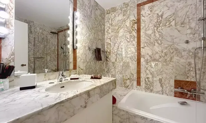 Недвижимость Property Type: Apartment  
Location: Cannes, Centre-ville  

Apartment Cannes Centre: 12