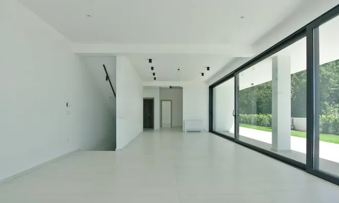 Недвижимость Новый дом 300 м² в центре: 22