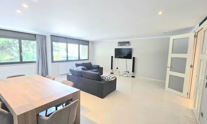 Недвижимость Central apartment in Escaldes with three bedrooms, two parking spaces and storage: 2