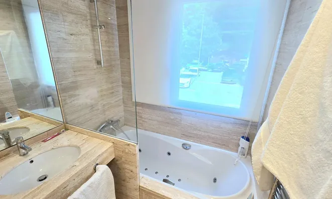 Недвижимость Central apartment in Escaldes with three bedrooms, two parking spaces and storage: 12