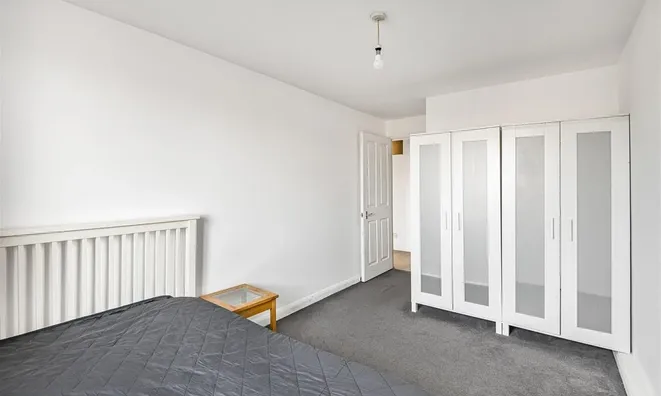 Недвижимость Sandifer Drive, Cricklewood: 1