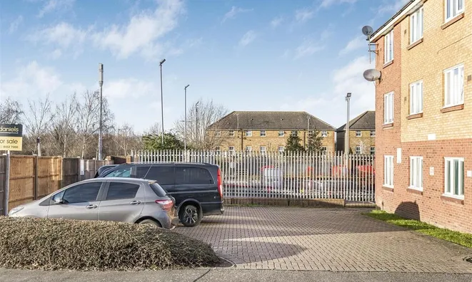 Недвижимость Sandifer Drive, Cricklewood: 4