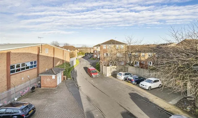 Недвижимость Sandifer Drive, Cricklewood: 5
