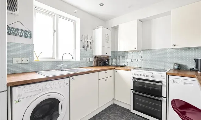 Недвижимость Sandifer Drive, Cricklewood: 6