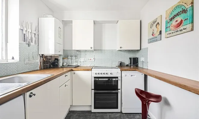 Недвижимость Sandifer Drive, Cricklewood: 10