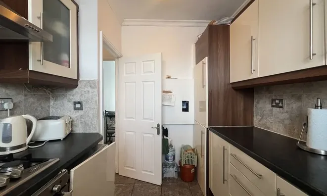 Недвижимость Vallance Road: 2