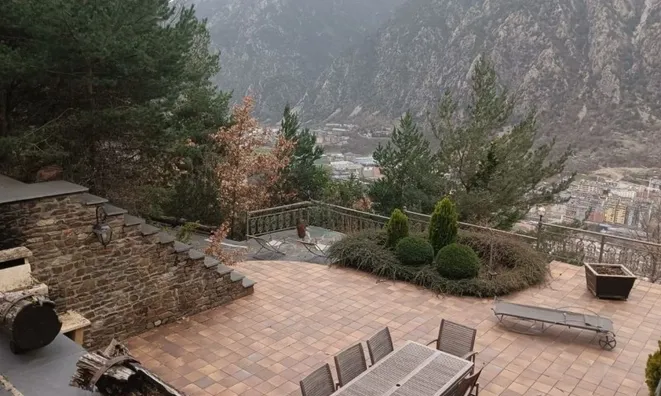 Недвижимость Impressive chalet on Carretera de la Comella: 51