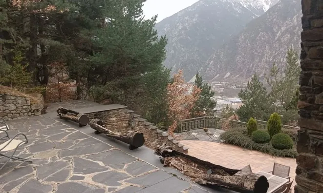 Недвижимость Impressive chalet on Carretera de la Comella: 53