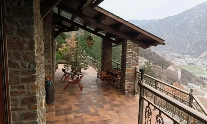 Недвижимость Impressive chalet on Carretera de la Comella: 54