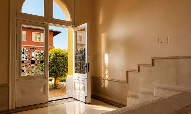 Недвижимость Three-room apartment in the center: 18