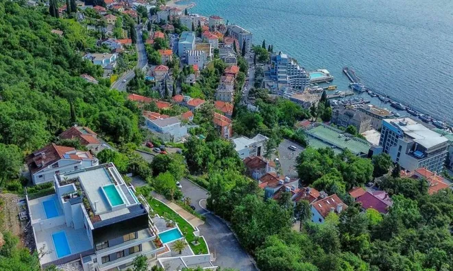 Недвижимость Трехкомнатная квартира в центре: 2
