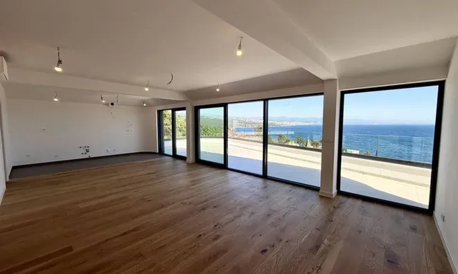Недвижимость Four-room apartment in the city center: 4