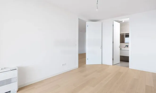 Недвижимость Three-room apartment in the center: 8