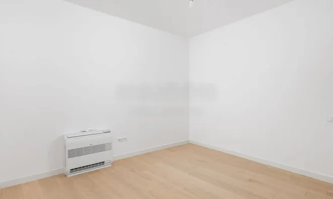 Недвижимость Three-room apartment in the center: 10