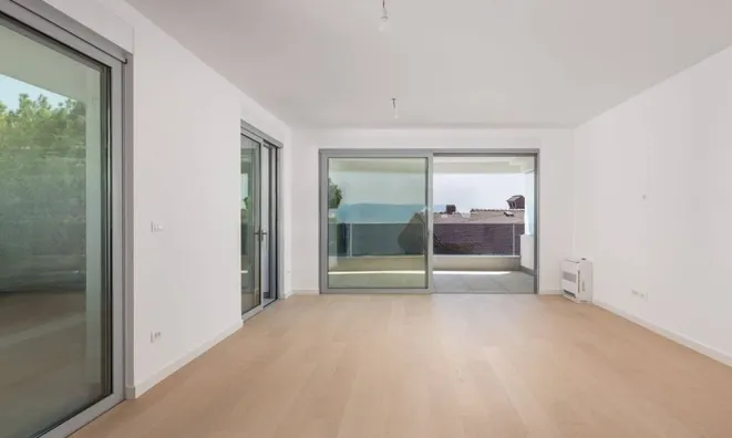 Недвижимость Three-room apartment in the center: 8