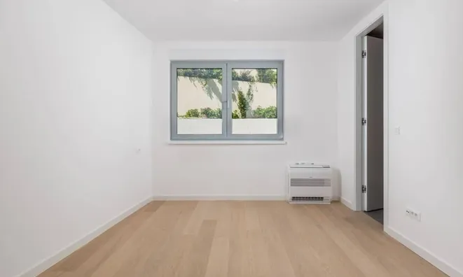 Недвижимость Three-room apartment in the center: 20
