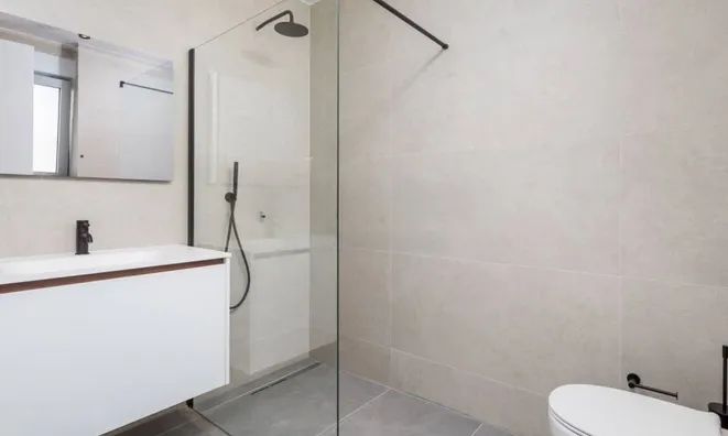 Недвижимость Three-room apartment in the center: 23