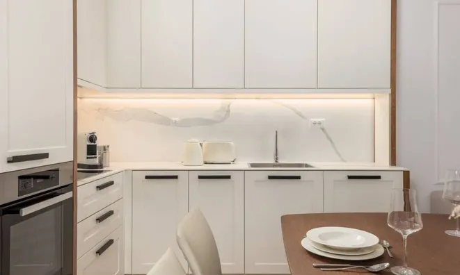 Недвижимость Three-room apartment in the center: 24